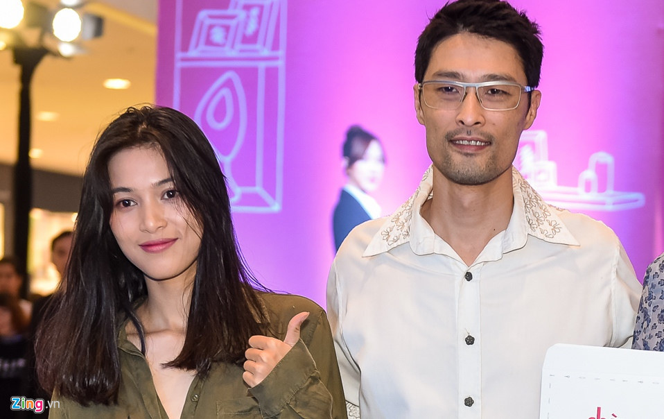  Johnny Trí Nguyễn và bạn gái Nhung Kate giản dị cùng đi xem phim. Năm nay, Johnny không tham gia các dự án phim do anh trai Charlie Nguyễn đạo diễn hay sản xuất. Sau thời gian im ắng, nam diễn viên Việt kiều Johnny Trí Nguyễn làm khán giả bất ngờ vì ngoại hình gầy gò, hốc hác.