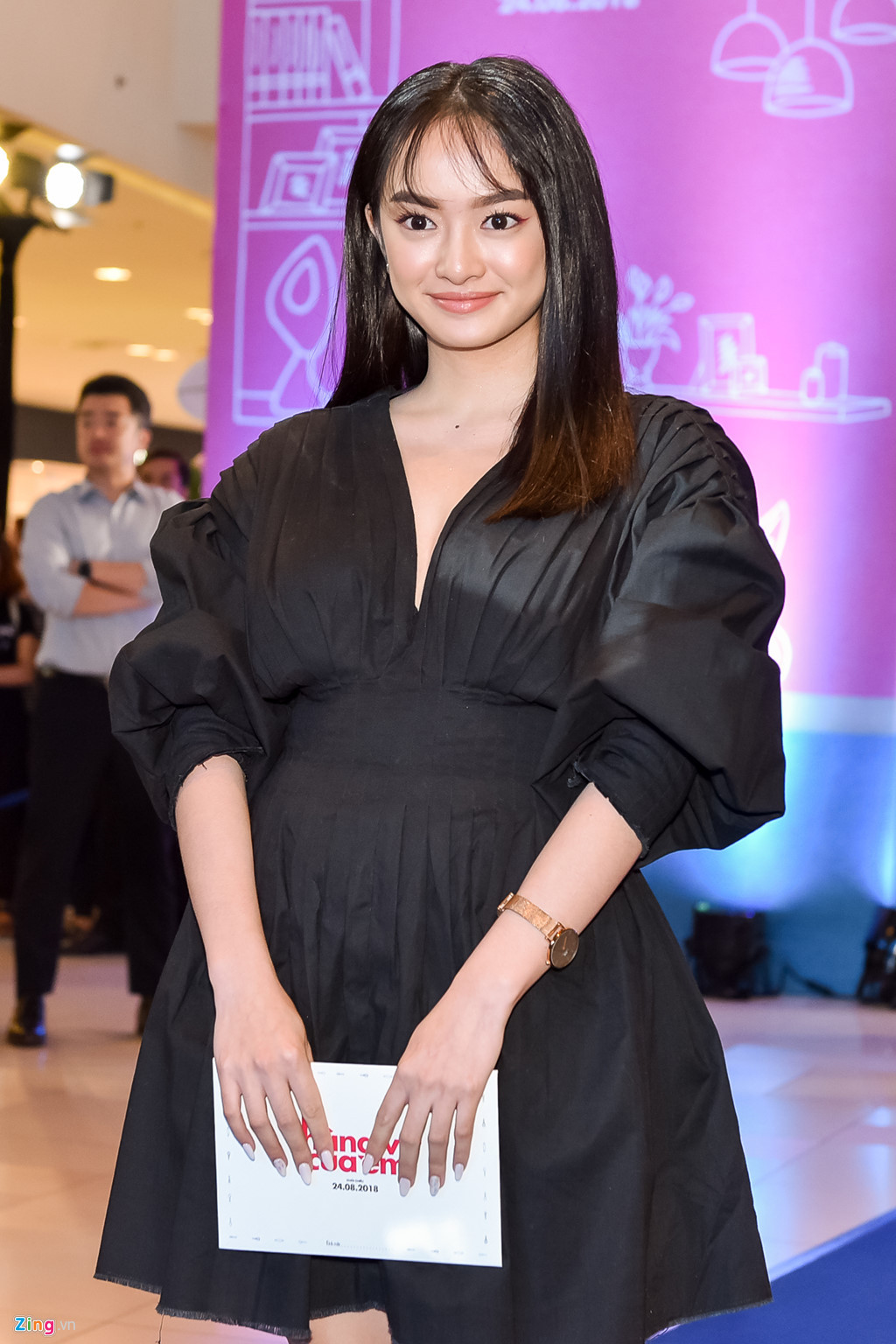 Kaity Nguyễn rạng rỡ đi sự kiện. Sắp tới, phim Hồn papa da con gái, cô đóng cặp cùng Thái Hòa cũng ra mắt.