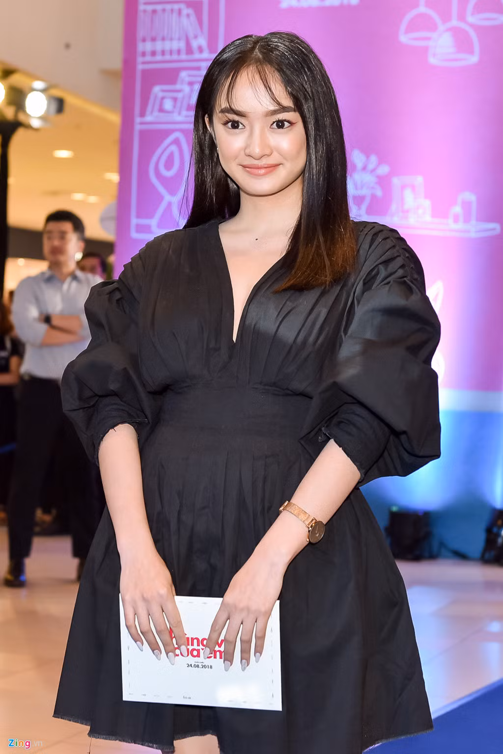 Kaity Nguyễn rạng rỡ đi sự kiện. Sắp tới, phim Hồn papa da con gái, cô đóng cặp cùng Thái Hòa cũng ra mắt.