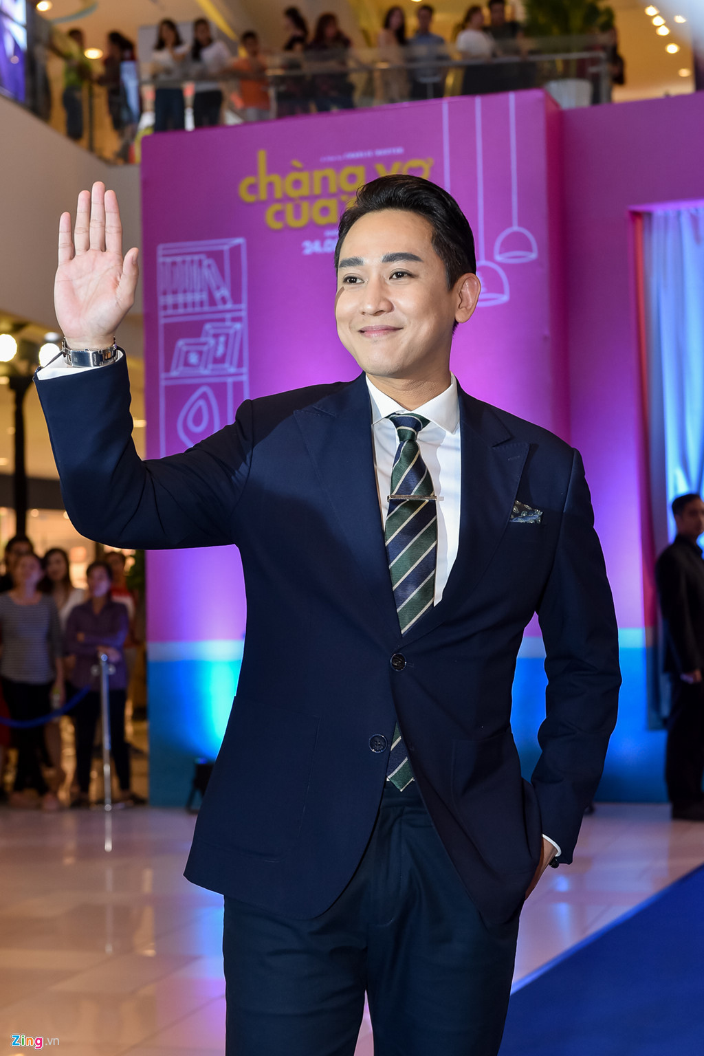 Hứa Vĩ Văn với phong cách lịch lãm quen thuộc.