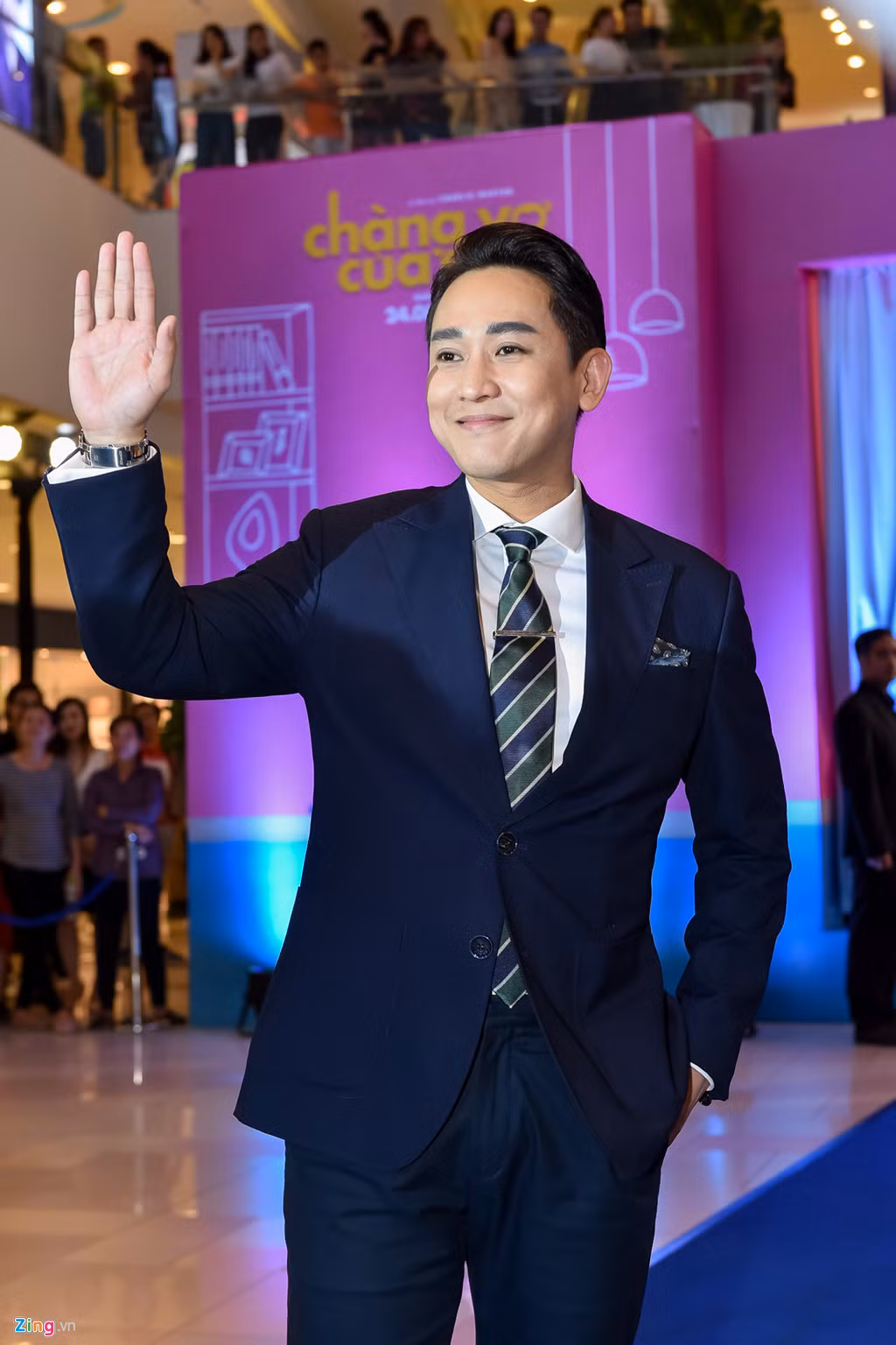 Hứa Vĩ Văn với phong cách lịch lãm quen thuộc.