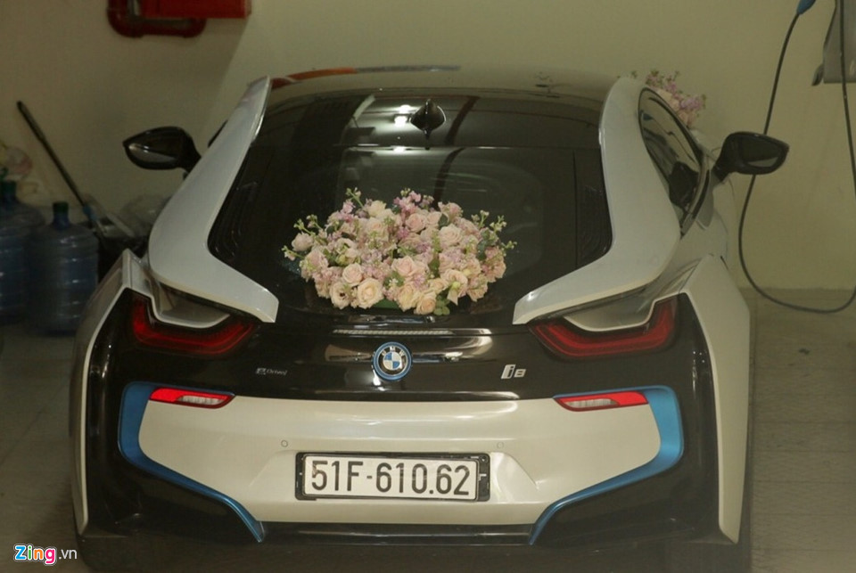 Xe hoa mang đậm phong cách cá tính của vợ chồng Diệp Lâm Anh. Một người bạn của nữ diễn viên tiết lộ thiếu gia Đức Phạm sẽ tập hợp một dàn siêu xe đón dâu.