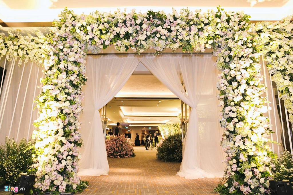 Sau lễ đón dâu sáng 5/5, lễ cưới của Diệp Lâm Anh và doanh nhân Đức Phạm được tổ chức tại một khách sạn 5 sao ở quận 1, TP.HCM. Hàng nghìn bông hoa kết thành cổng hoa tại lối đi vào sảnh tiệc.