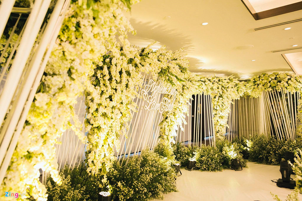 Gam màu chủ đạo của tiệc cưới Diệp Lâm Anh là vàng kem.