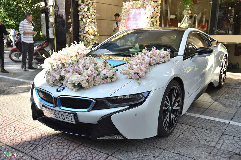 Xe hoa thuộc dòng BMW i8, là mẫu xe thể thao hiện đại nhất của hãng xe hơi Đức với giá bán tại Việt Nam khoảng 7 tỷ đồng.