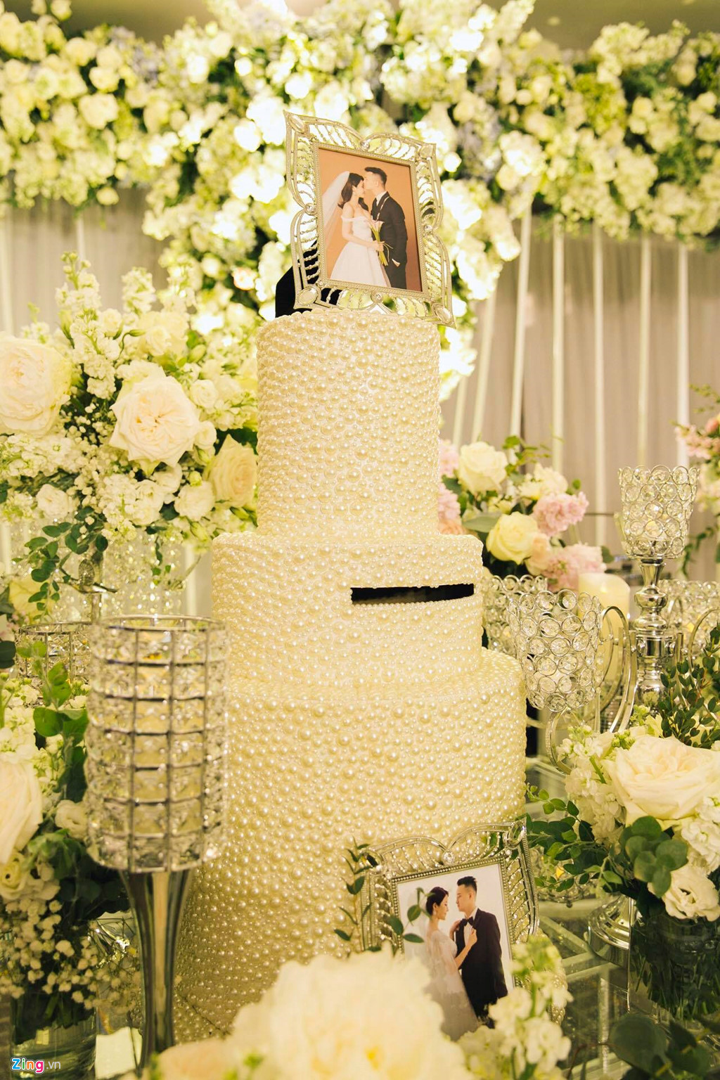 Hình cưới của cô dâu chú rể đặt khắp hai lối vào sảnh tiệc. Gia đình chồng Diệp Lâm Anh kinh doanh xe máy ở Sài Gòn, sở hữu 4 cửa hàng bán xe lớn.