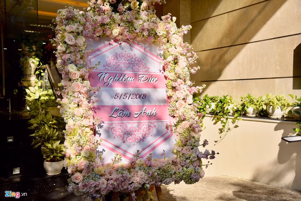 Không gian tiệc cưới của Diệp Lâm Anh và chồng mang màu sắc trẻ trung với tông hồng, vàng và trắng là chủ đạo.