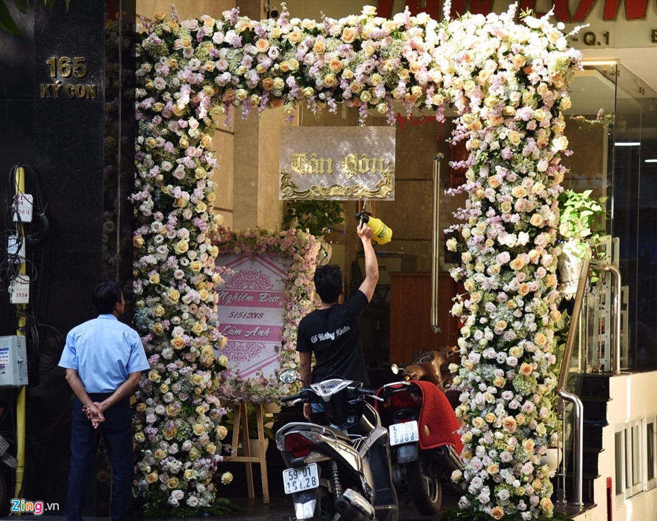 Từ 7h sáng, tại nhà chú rể ở quận 1, TP.HCM đã hoàn tất các công đoạn trang trí cổng hoa. Theo thông tin trong hậu trường, gia đình ông xã Diệp Lâm Anh sở hữu 4 cửa hàng xe máy, nhiều bất động sản giá trị ở TP.HCM.