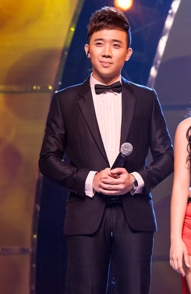 Nam MC Trấn Thành từng gặp phải một sự cố nhớ đời ngay trên sóng truyền hình. Trước khi lên hình, nam MC bị ngã khỏi sân khấu khiến chiếc quần bị rách ở chỗ nhạy cảm. Nhưng vì là truyền hình trực tiếp nên Trấn Thành đành phải tiếp tục chương trình và xem như không có gì xảy ra.