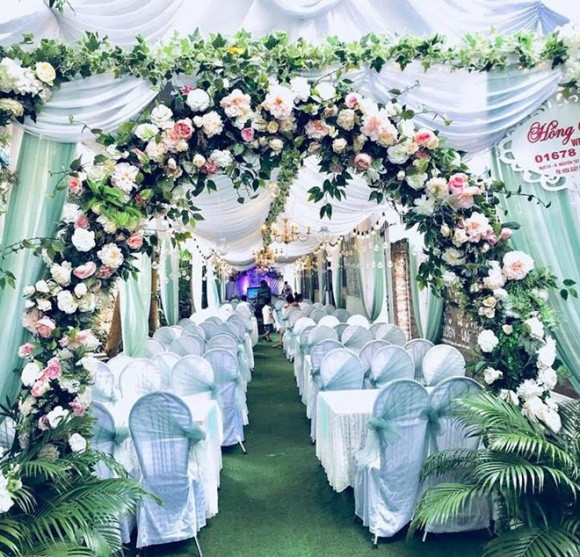 Không gian đám cưới sang trọng, ấm cúng của cặp đôi.