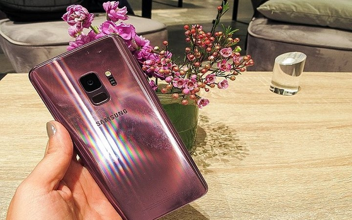 Điện thoại Samsung Galaxy S9 / S9+ : Samsung Galaxy S9 vừa ra mắt và những fan công nghệ có thể đặt hàng ngay từ bây giờ. Siêu phẩm mới này sử dụng phiên bản đầu tiên của Bixby nhưng Samsung đang làm việc trên phiên bản 2.0. Điều này có nghĩa là Bixby không chỉ là trợ lý giọng nói mà còn có thể xâm nhập vào hệ điều hành để thực hiện nhiều tác vụ khác.