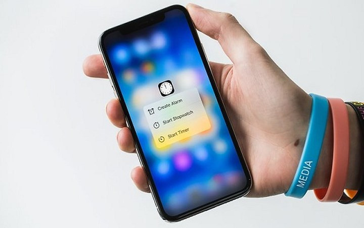 Apple iPhone X: Apple đã trang bị cho thế hệ iPhone mới của họ chip bionic. Chip này sử dụng hệ thống Machine Learning, giống như Kirin 970, và giúp hệ thống mở khóa Unlock Unlock. Nhờ nhận diện sơ đồ tự động và camera mặt trước, iPhone X có thể dễ dàng nhận ra khuôn mặt của chủ sở hữu. Trợ lý giọng nói của Apple, Siri, cũng khai thác chip bionic vì trí thông minh nhân tạo giúp cải thiện khả năng nhận diện giọng nói.