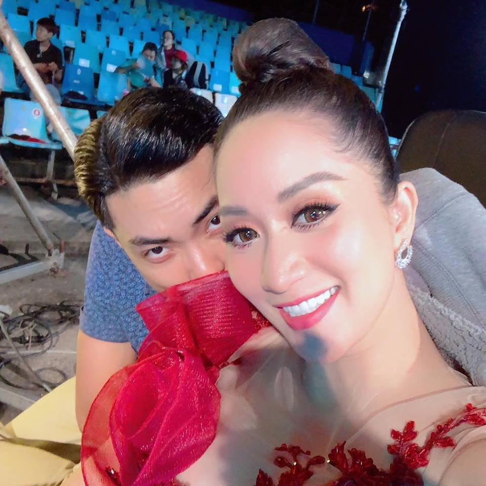 Khánh Thi tái xuất xinh đẹp sau 3 tuần sinh con chồng trẻ Phan Hiển.