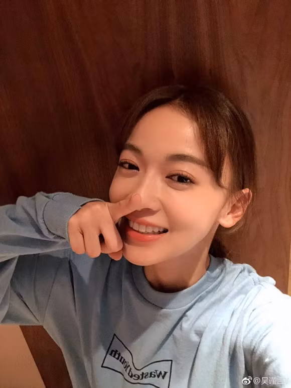 Nhân dịp đặc biệt này, dàn sao của “Diên Hi công lược” vui mừng đăng ảnh, gửi lời chúc mừng và cám ơn tới khán giả. Nữ chính Ngô Cẩn Ngôn (vai Ngụy Anh Lạc) bày tỏ: “Phá vỡ 10 tỷ. Có viên nén muối, sữa mối thực sự không cần ngủ”.