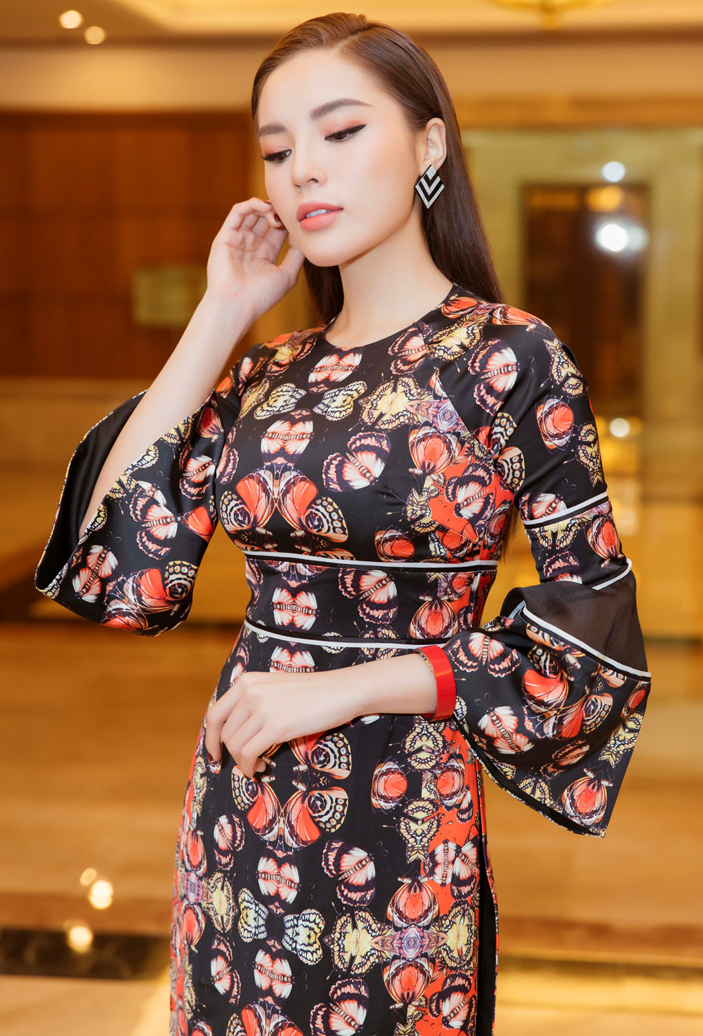 Hoa hậu Việt Nam 2014 rất ít khi cười, cô luôn giữ vẻ mặt lạnh trước ống kính. Nhiều bạn đọc nhận xét phong cách và biểu cảm trên khiến mọi người cảm thấy cô khó gần.