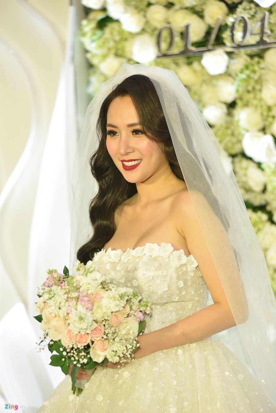 Cô dâu Thanh Thảo sinh năm 1992, làm nghề DJ và sở hữu gương mặt xinh đẹp, gợi cảm. Chia sẻ về vợ, Khắc Việt khen ngợi: “Qua quá trình làm quen, tiếp xúc và tìm hiểu nhiều về cuộc sống của đối phương, tôi biết rằng cô ấy là người rất chịu khó, chăm chỉ. Đặc biệt, cô ấy biết lắng nghe và tiếp thu những ý kiến của tôi”.