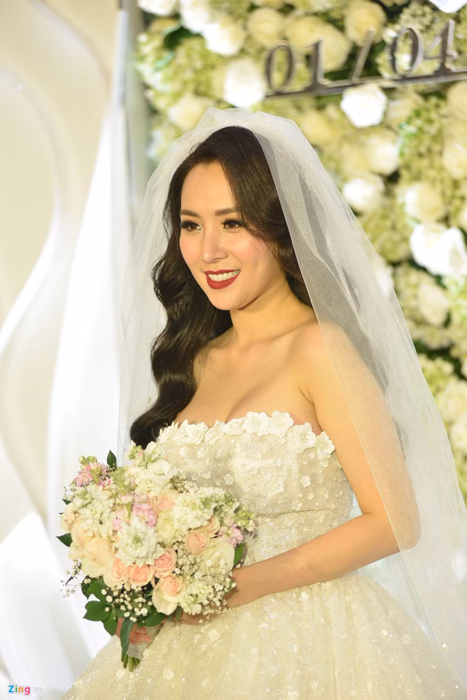 Cô dâu Thanh Thảo sinh năm 1992, làm nghề DJ và sở hữu gương mặt xinh đẹp, gợi cảm. Chia sẻ về vợ, Khắc Việt khen ngợi: “Qua quá trình làm quen, tiếp xúc và tìm hiểu nhiều về cuộc sống của đối phương, tôi biết rằng cô ấy là người rất chịu khó, chăm chỉ. Đặc biệt, cô ấy biết lắng nghe và tiếp thu những ý kiến của tôi”.