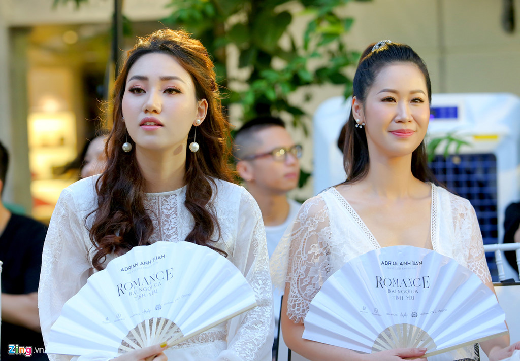 Trà My và Dương Thùy Linh dùng quạt để đối phó với cái nóng đỉnh điểm của thủ đô. Sau khi đăng quang cuộc thi Mrs Worldwide 2018 (Hoa hậu Phụ nữ Toàn thế giới), người đẹp 35 tuổi Thùy Linh tích cực tham gia các sự kiện.