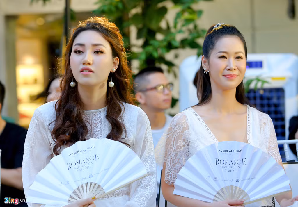 Trà My và Dương Thùy Linh dùng quạt để đối phó với cái nóng đỉnh điểm của thủ đô. Sau khi đăng quang cuộc thi Mrs Worldwide 2018 (Hoa hậu Phụ nữ Toàn thế giới), người đẹp 35 tuổi Thùy Linh tích cực tham gia các sự kiện.