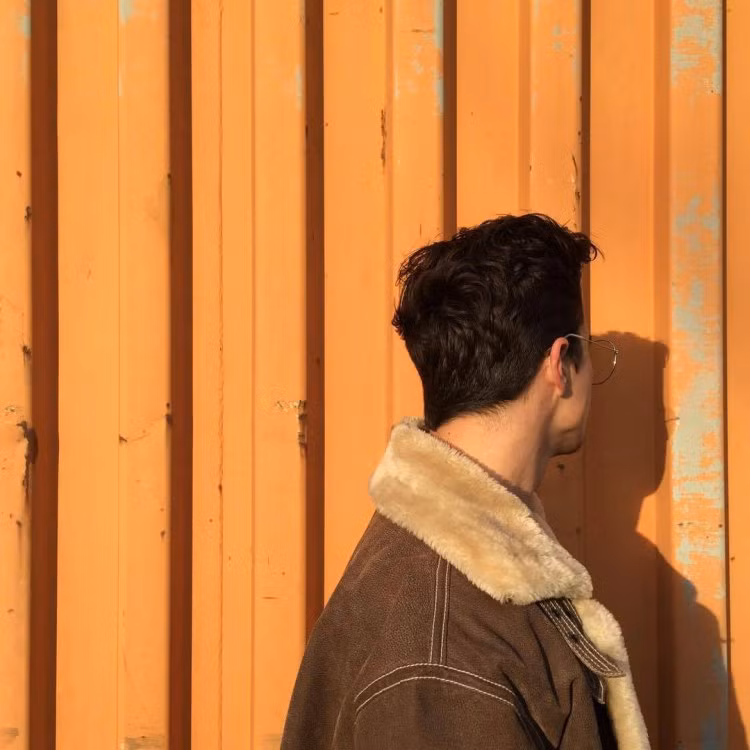 Tuy nhiên, nếu bạn biết tận dụng góc chụp thì ngay cả những hậu cảnh tưởng chừng như xấu nhất vẫn có thể trở thành những tuyệt tác.