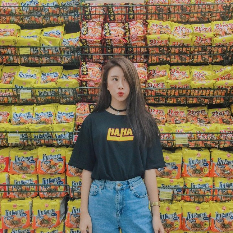  5. Tận dụng góc chụp Hậu cảnh là thuật ngữ chỉ tấm nền phía sau chủ thể hoặc vật thể của bức ảnh. Nếu hậu cảnh không được đẹp thì những bức hình bạn chụp sẽ trở thành thảm hoạ, thậm chí là nhức mắt cho người xem.