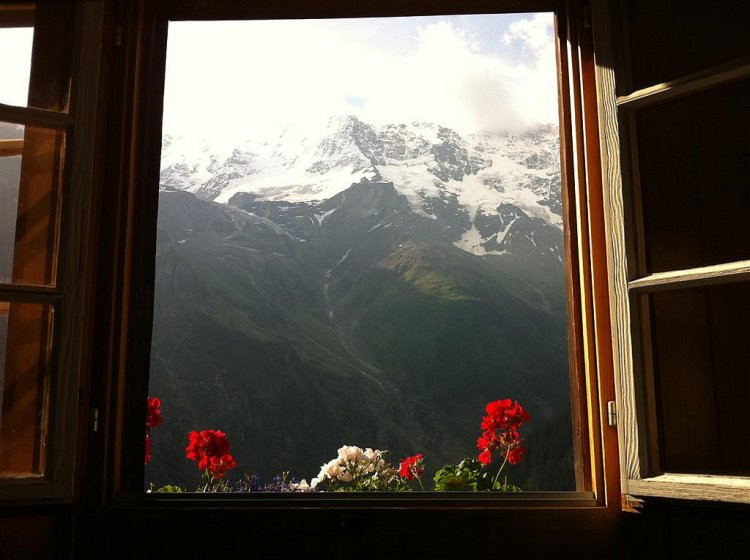  1. Chọn lựa khung cảnh đơn giản Khi chụp ảnh, đa số mọi người thường nhắm tới đối tượng cần chụp và mất hậu cảnh phía sau, đây chính là một trong những lý do khiến bức ảnh của bạn trông không được đẹp mắt.