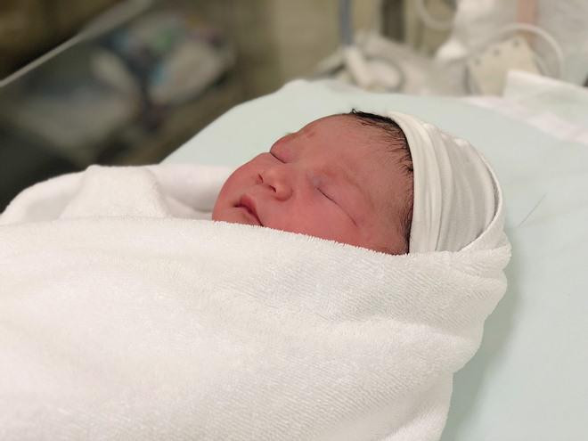 Những hình ảnh của bé Little Beat cũng vừa được gia đình siêu mẫu gửi đến chúng tôi cách đây vài phút. Cô bé trông kháu khỉnh và vô cùng bụ bẫm khiến nhiều fan thích thú và gửi lời chúc mừng tới vợ chồng Hà Anh.