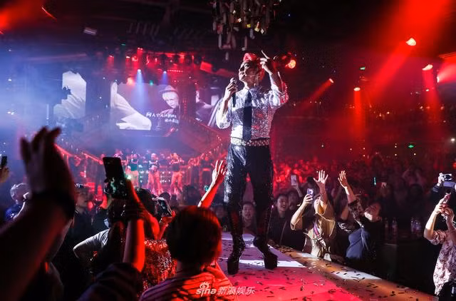 Không ít lần Trần Chí Bằng gây sốc với phong cách thời trang không giống ai. Khi thì diện những bộ cánh nửa kín nửa hở, khi thì đội vương miện mặc áo xuyên thấu và tất lưới rách, khi lại khoe thân một cách phản cảm, Trần Chí Bằng xuất hiện liên tục trên mặt báo với những hình ảnh không đẹp mắt.