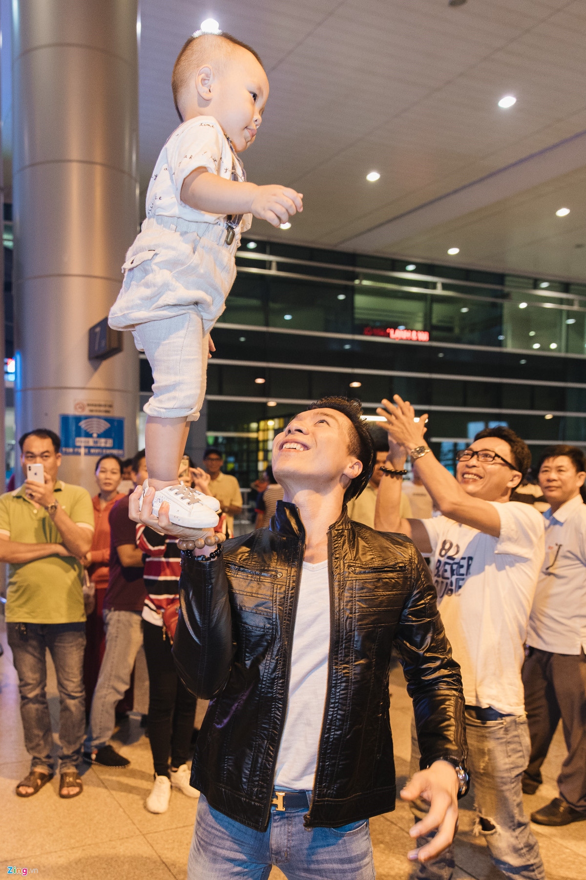 Màn biểu diễn xiếc quen thuộc của Quốc Nghiệp và con trai Hùng Tâm. Cậu bé khá dạn dĩ trước ống kính và chốn đông người.