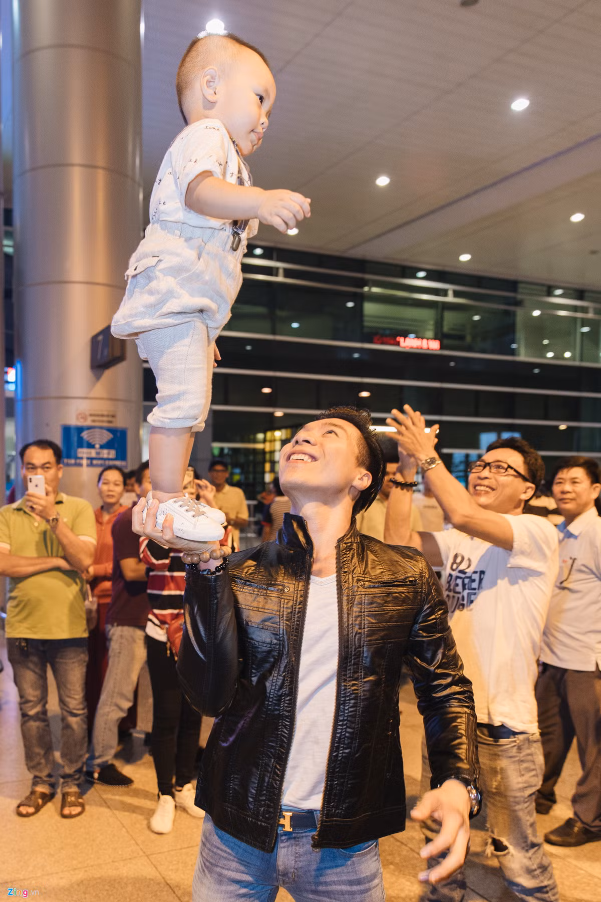 Màn biểu diễn xiếc quen thuộc của Quốc Nghiệp và con trai Hùng Tâm. Cậu bé khá dạn dĩ trước ống kính và chốn đông người.