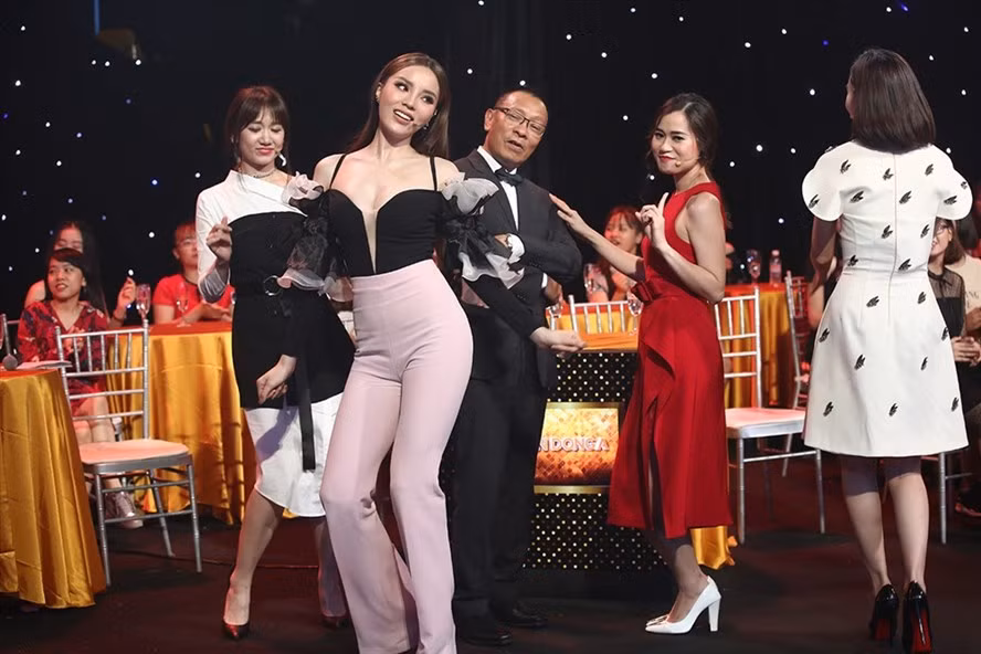 Hoa hậu Kỳ Duyên gây chú ý trong tập 2.