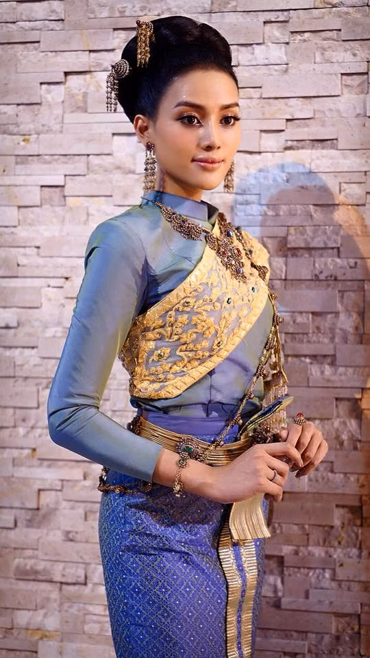 Esmon Kanwara từng tham gia cuộc thi Hoa hậu chuyển giới Thái Lan 2017 nhưng chỉ dừng lại ở top 12.