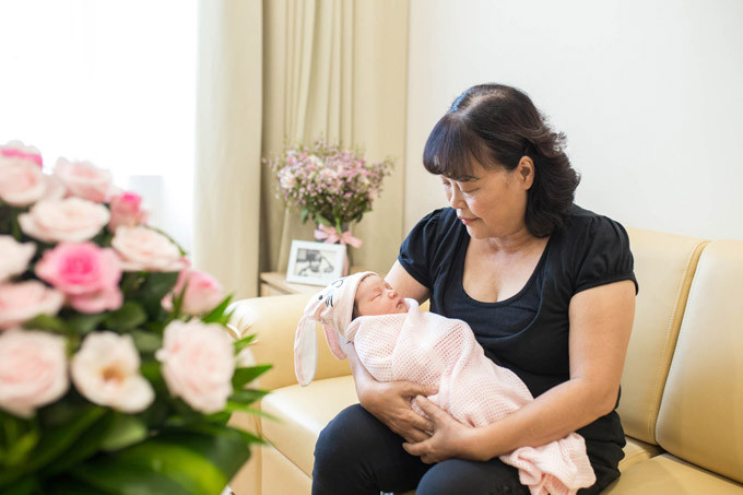 Mẹ đẻ Hà Anh- nhà báo Lệ Hà cũng luôn có mặt để chăm sóc con gái và cháu ngoại.