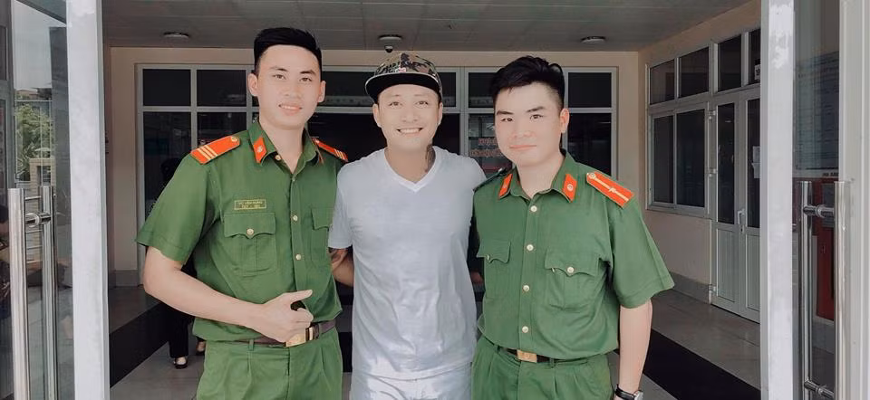 Tuấn Hưng chụp hình chung cùng các chiến sĩ công an sau khi đưa nạn nhân đi cấp cứu.