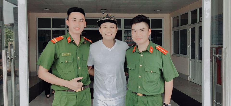 Tuấn Hưng chụp hình chung cùng các chiến sĩ công an sau khi đưa nạn nhân đi cấp cứu.