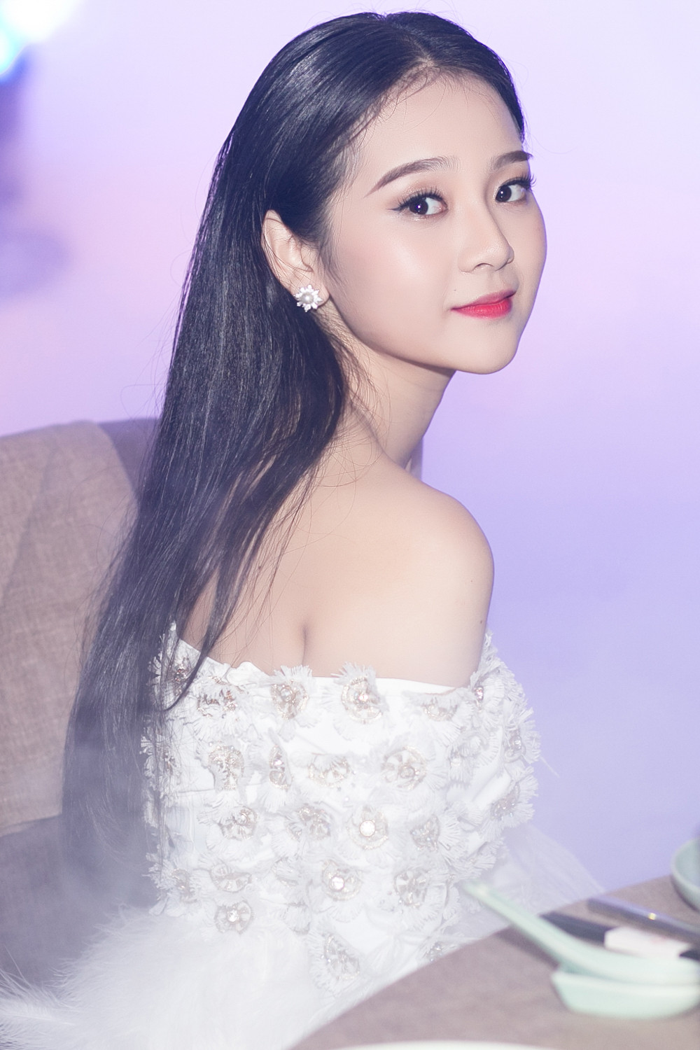 Tam Triều Dâng từng gắn liền với biệt danh "bản sao của Angela Phương Trinh". Sau 1 thời gian dài vắng bóng, nữ diễn viên vẫn đang tiếp tục khẳng định bản thân trong lĩnh vực diễn xuất.