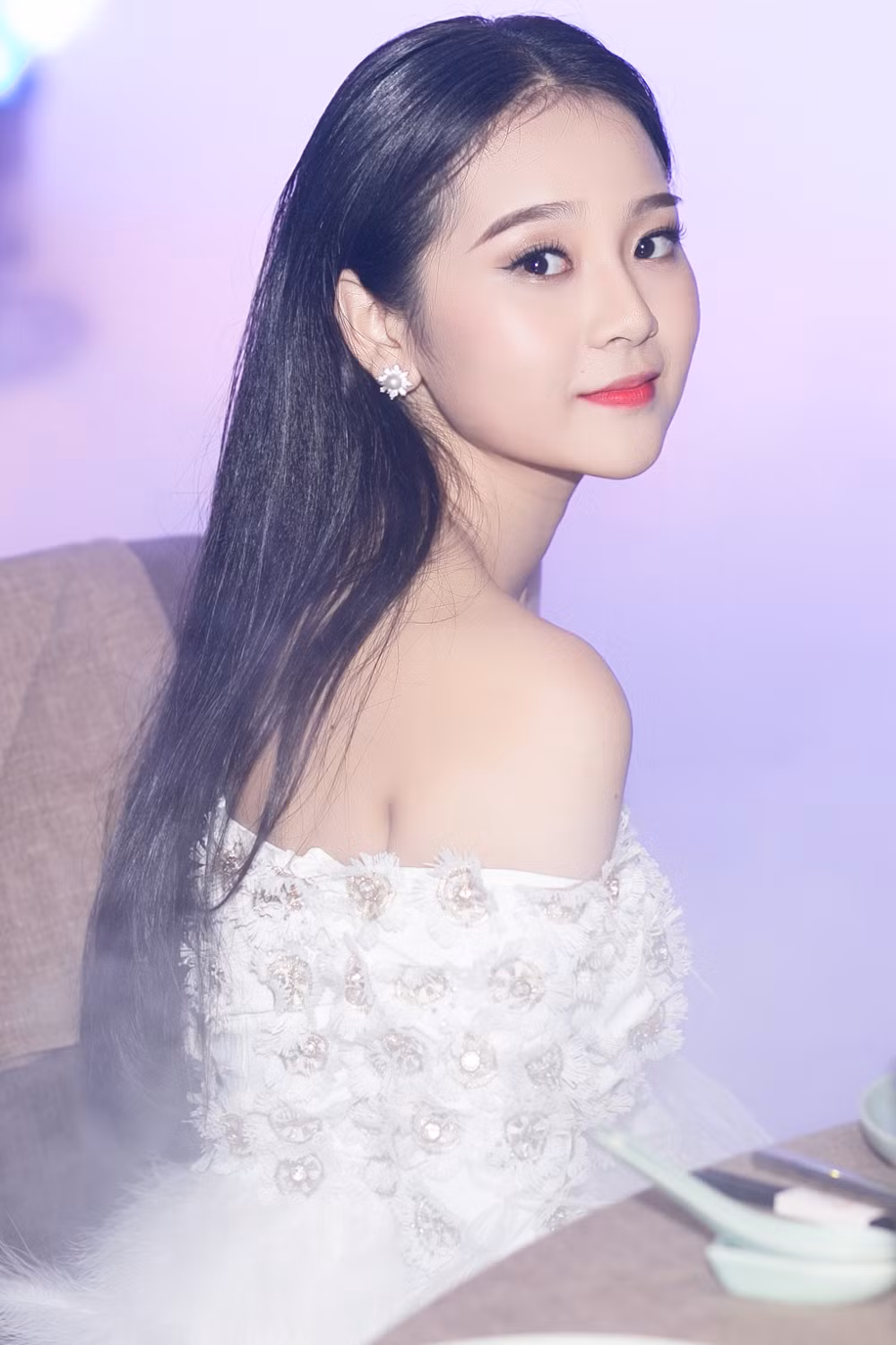 Tam Triều Dâng từng gắn liền với biệt danh "bản sao của Angela Phương Trinh". Sau 1 thời gian dài vắng bóng, nữ diễn viên vẫn đang tiếp tục khẳng định bản thân trong lĩnh vực diễn xuất.