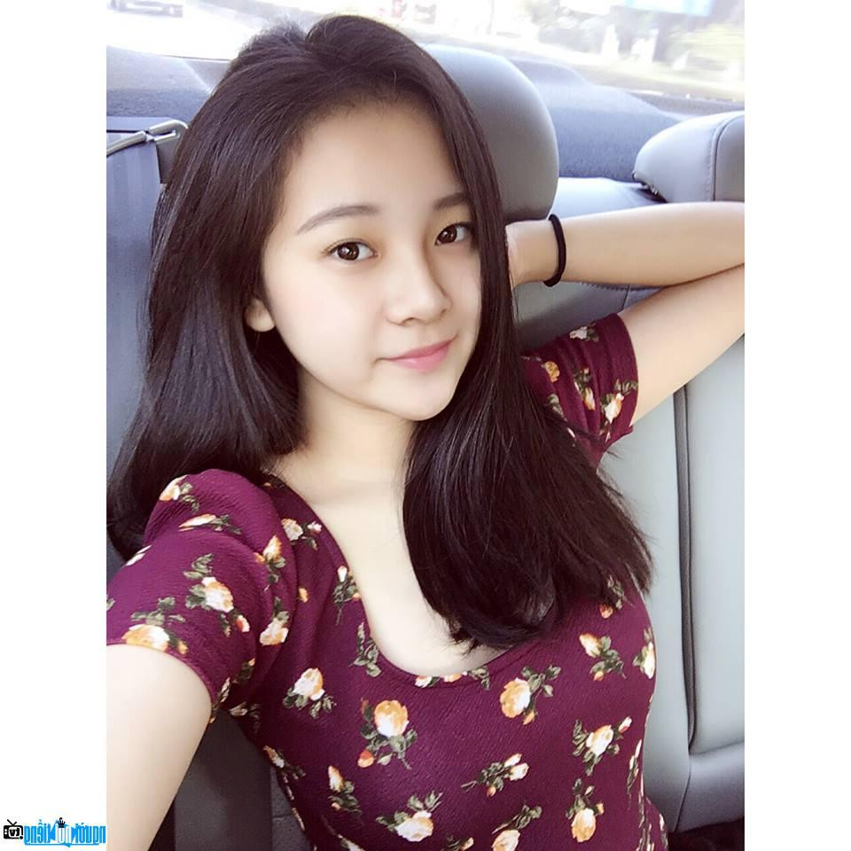 Bên cạnh những ý kiến chỉ trích nhân vật Dung, nhiều khán giả cũng dành lời khen cho Tam Triều Dâng thủ vai "em gái nuôi" quá đạt.