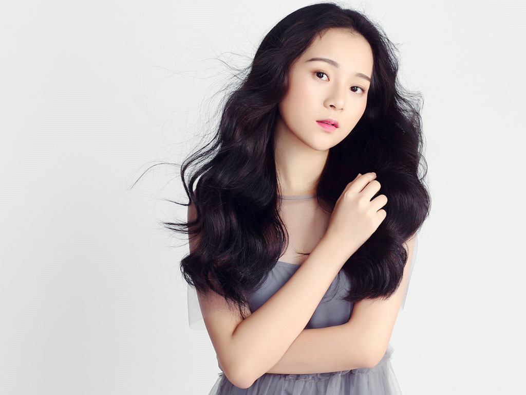 Trong phim "Ngày ấy mình đã yêu", khi bắt gặp Nam nắm tay Dung bỏ trốn, Hạ muốn "nói chuyện" với Dung thì lập tức bị cô em gái nuôi này đáp trả khá cứng rắn. Dung cho rằng Hạ mới là người lén lút khi liên tục dò xét cô. Đáng nói hơn, Dung còn lớn tiếng cho rằng nếu Hạ cứ nghi ngờ Nam thì cô không xứng đáng với tình cảm của anh.