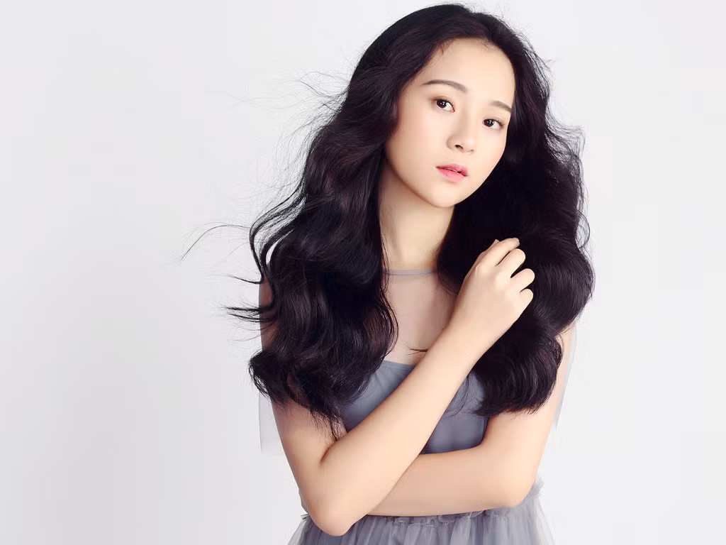 Trong phim "Ngày ấy mình đã yêu", khi bắt gặp Nam nắm tay Dung bỏ trốn, Hạ muốn "nói chuyện" với Dung thì lập tức bị cô em gái nuôi này đáp trả khá cứng rắn. Dung cho rằng Hạ mới là người lén lút khi liên tục dò xét cô. Đáng nói hơn, Dung còn lớn tiếng cho rằng nếu Hạ cứ nghi ngờ Nam thì cô không xứng đáng với tình cảm của anh.