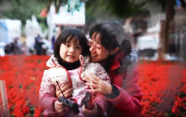 Hình ảnh bé Nguyễn Hải An (7 tuổi) bên mẹ.