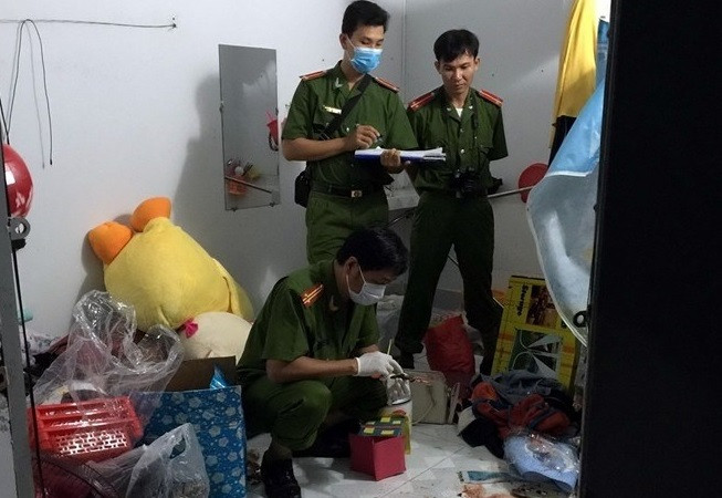 Công an khám nghiệm vụ án mạng trước đó. Ảnh: C.T