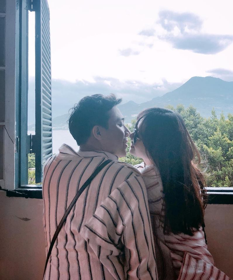 Trong hơn 17 tháng hôn nhân, hầu như ở bất cứ sự kiện quan trọng trong sự nghiệp của “nửa kia”, Trấn Thành lẫn Hari Won chưa bao giờ vắng mặt. Khi một trong hai gặp ồn ào không đáng có, người kia sẽ trở thành chỗ dựa. Chính vì vậy, các fan hâm mộ ngày càng dành nhiều tình cảm yêu mến bởi cách đôi vợ chồng này quan tâm, chăm sóc cho nhau.