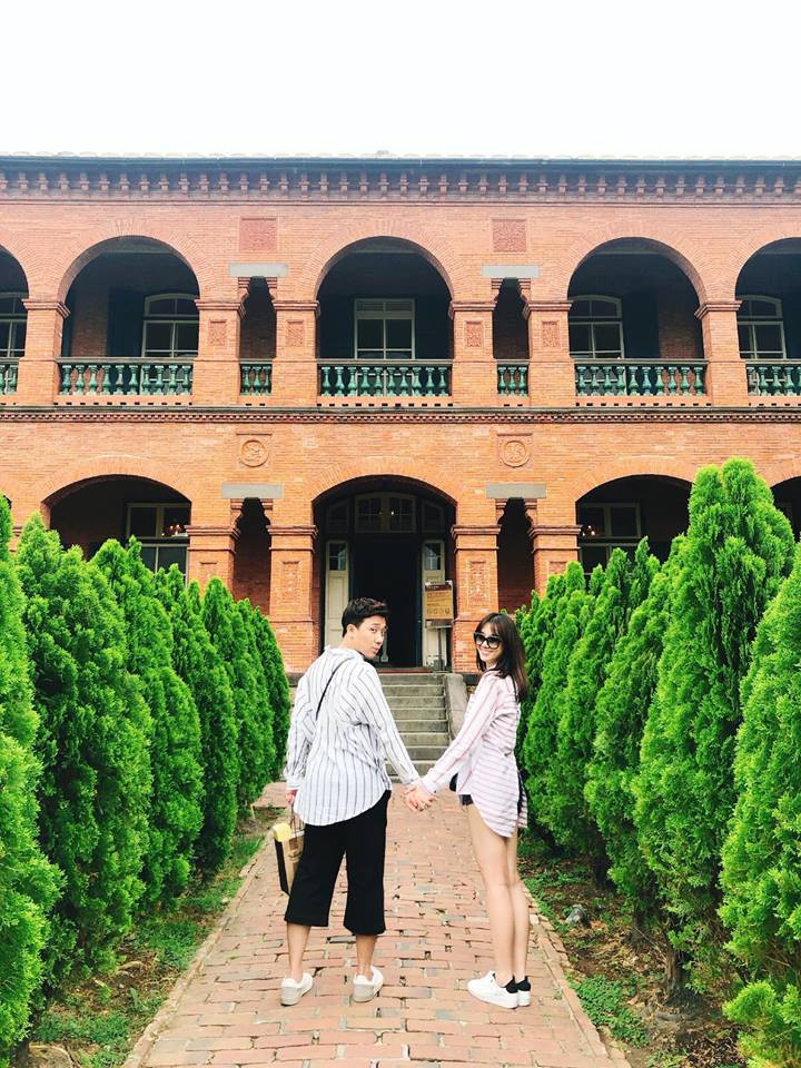 Bận rộn với lịch trình công việc, Hari Won - Trấn Thành vẫn thường xuyên "nắm tay nhau đi khắp thế gian" mỗi khi rảnh rỗi, không vướng bận lịch trình. Và mỗi lần như vậy, loạt khoảnh khắc hạnh phúc của cả hai lại tiếp tục khiến khán giả xuýt xoa.