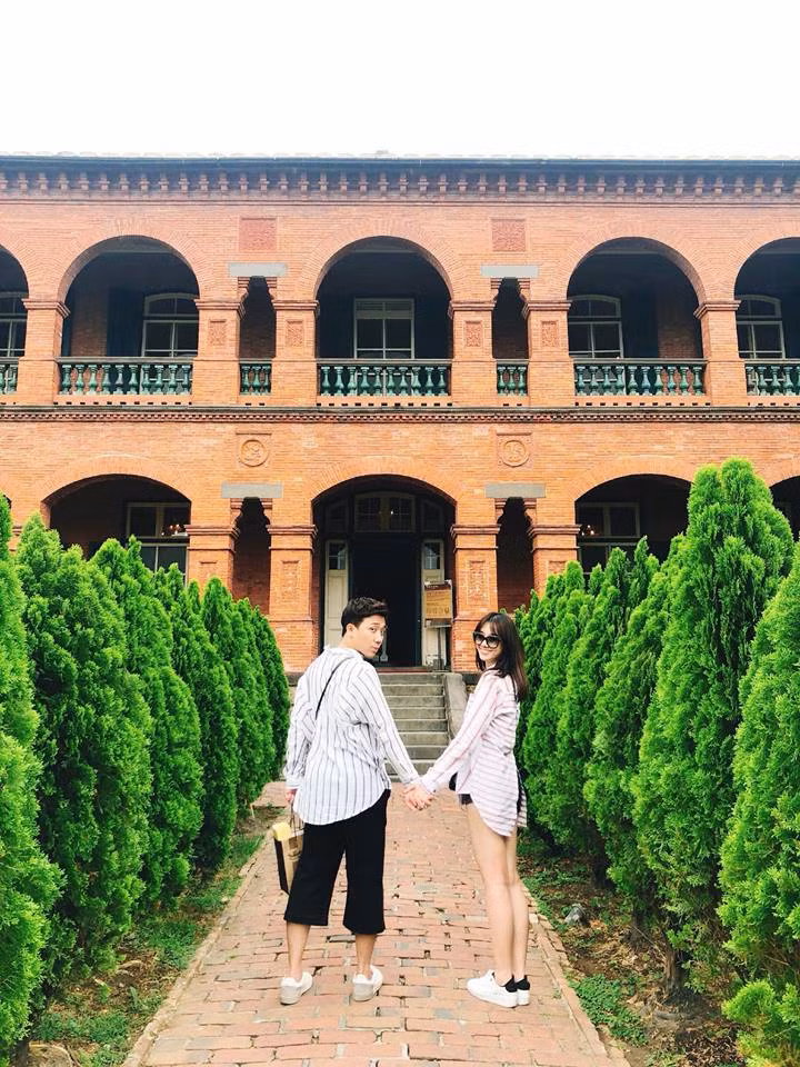 Bận rộn với lịch trình công việc, Hari Won - Trấn Thành vẫn thường xuyên "nắm tay nhau đi khắp thế gian" mỗi khi rảnh rỗi, không vướng bận lịch trình. Và mỗi lần như vậy, loạt khoảnh khắc hạnh phúc của cả hai lại tiếp tục khiến khán giả xuýt xoa.