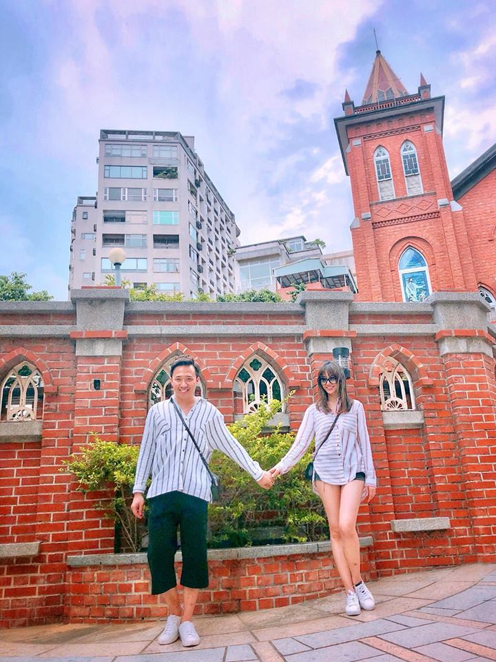 Nhiều cô gái không khỏi ghen tị với Hari Won và gọi Trấn Thành là "chồng nhà người ta". Nam MC luôn quan tâm, dõi theo vợ trong bất kì hoạt động nào, tiền lương mỗi tháng đều tự nguyện đưa hết cho vợ.