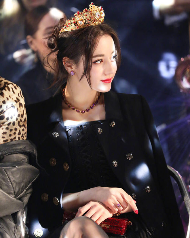 Địch Lệ Nhiệt Ba đang là cái tên được săn đón tại Trung Quốc.