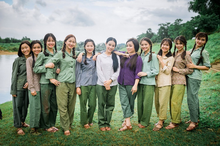 Nghệ sĩ Tố Nga và các cô gái hóa thân nữ thanh niên xung phong trong MV. Ảnh: Long Trần