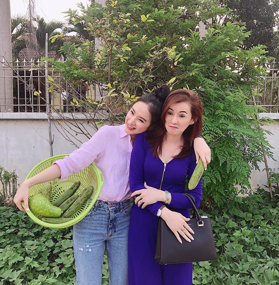 Phía nữ diễn viên phim "Mùi ngò gai" từng tự hào chia sẻ: "Hai mẹ con đi chơi mà người ta tưởng hai chị em không thôi vì trong lòng Trinh mẹ quá trẻ và đẹp".