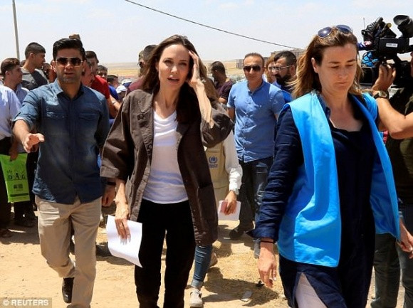 Trong khi đó Angelina Jolie lại bận rộn ở Iraq với vai trò ở Liên Hiệp Quốc.